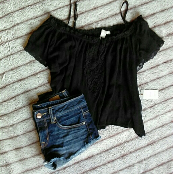 Forever 21 Tops - Forever 21 off the shoulder black top!🌺